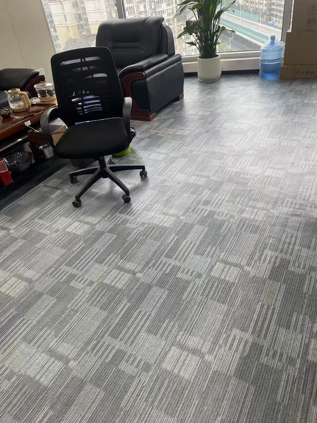 办公室LVT地板工程施工图3